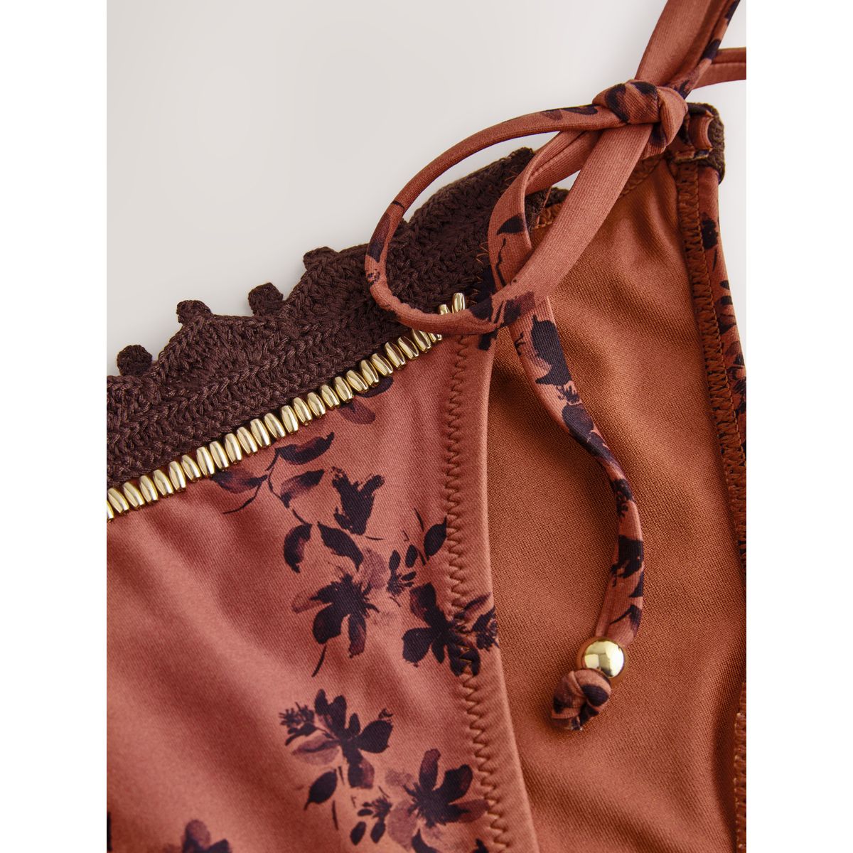 Bas de bikini en crochet à nouer sur le côté perles florales brunes, NEXT