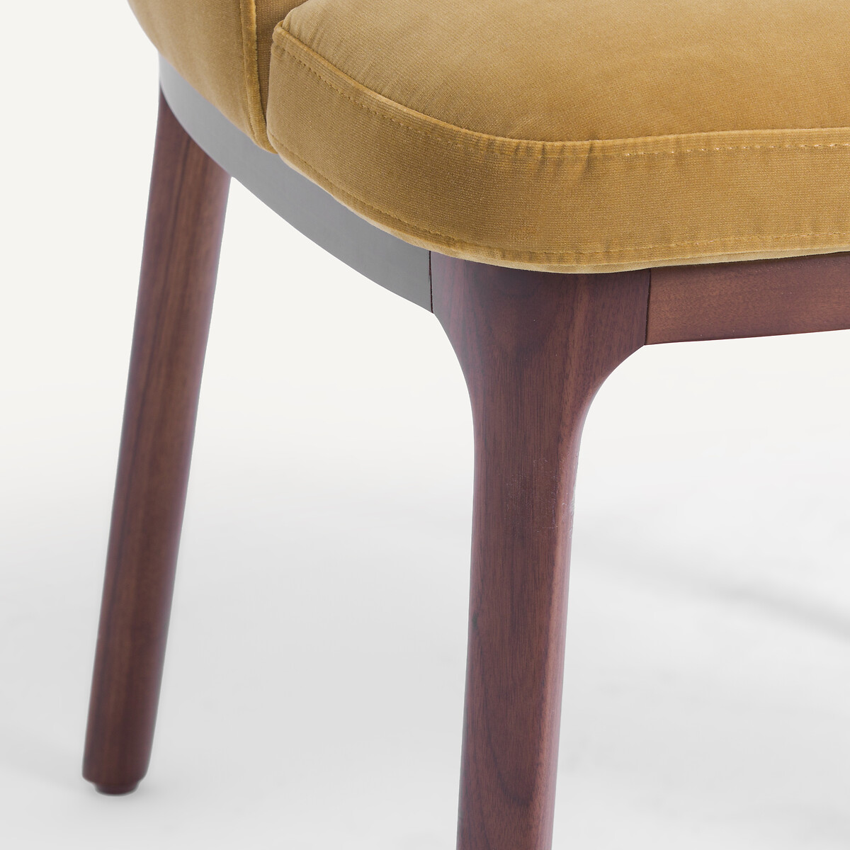 Fluwelen tafelfauteuil met walnoten poten Jabote mosterd, AM.PM