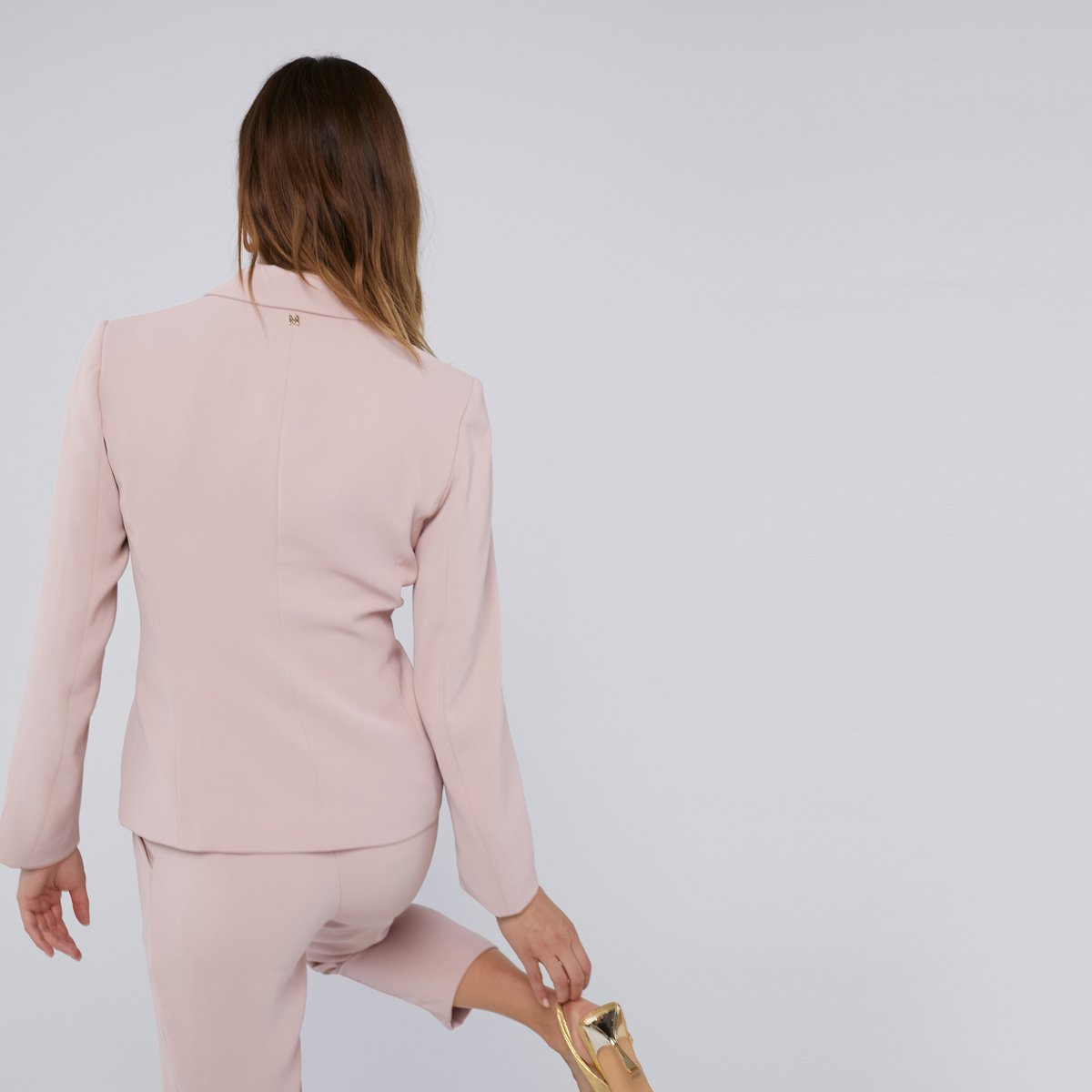Blazer avec plis et nœud sur le devant nude, LOLA CASADEMUNT