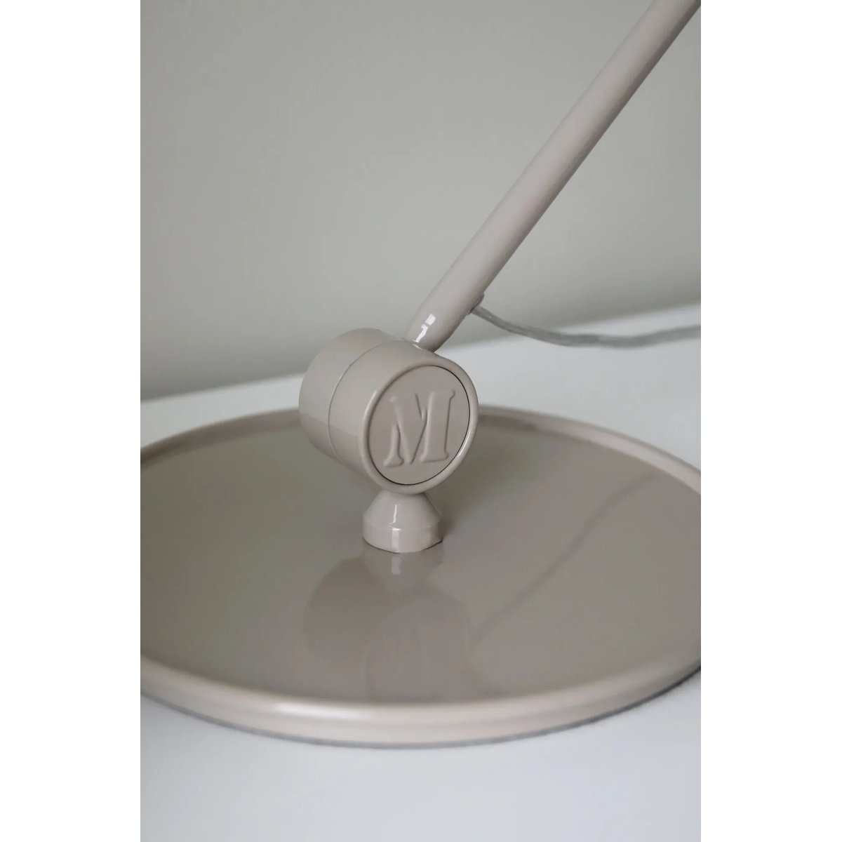 Lampe de table en métal TILT greige, MARKSLOJD