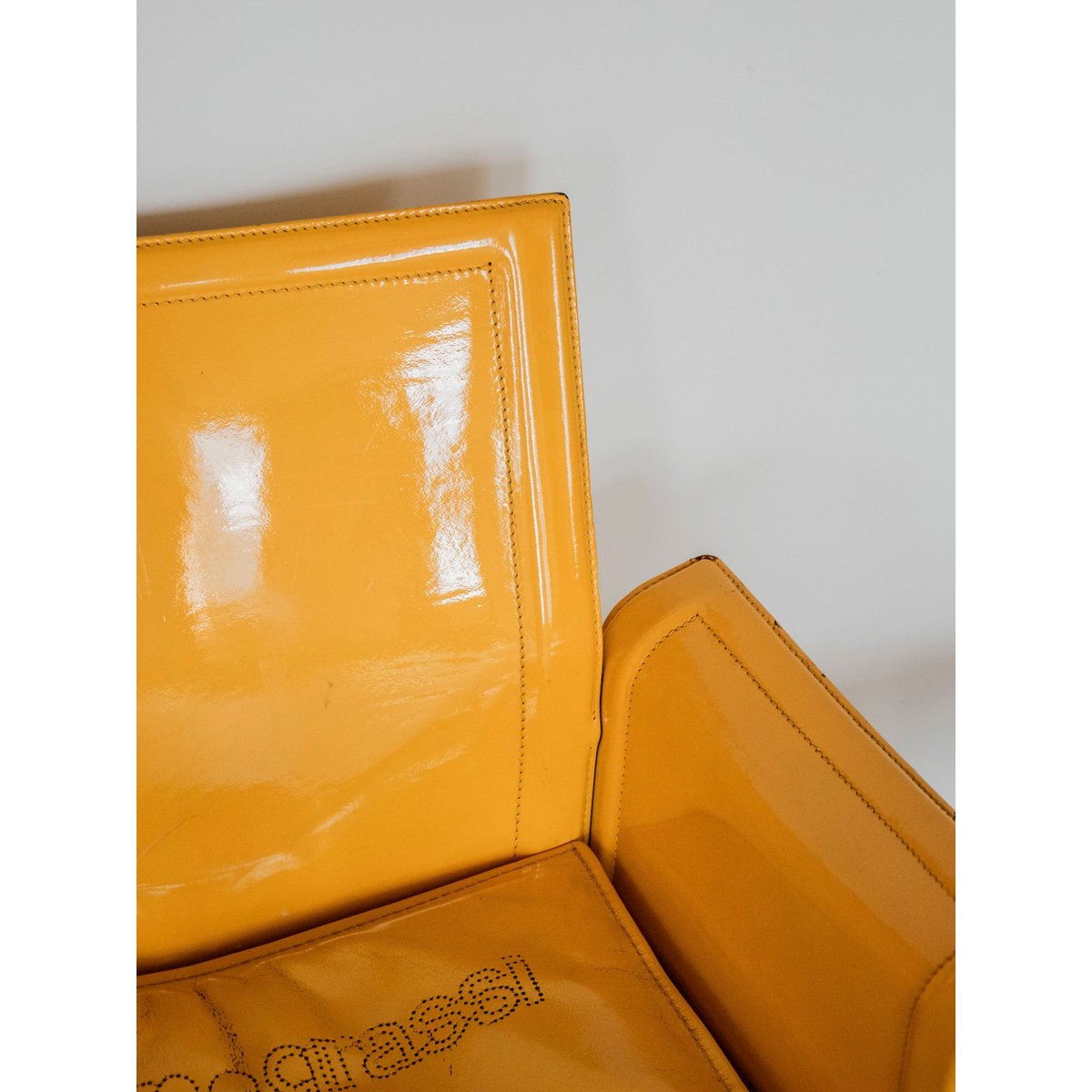 Paire de fauteuils jaunes vernies Jakob N°1267 - Bon état jaune, DEBONGOUT