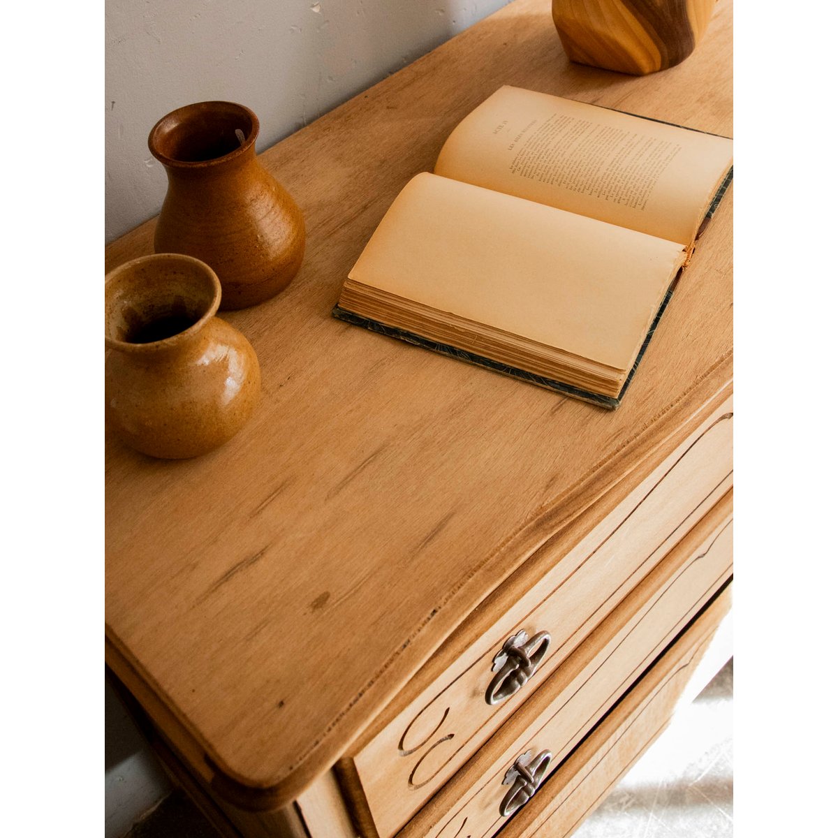 Commode élégante en bois brut Garance N°744 - Bon état bois clair, DEBONGOUT