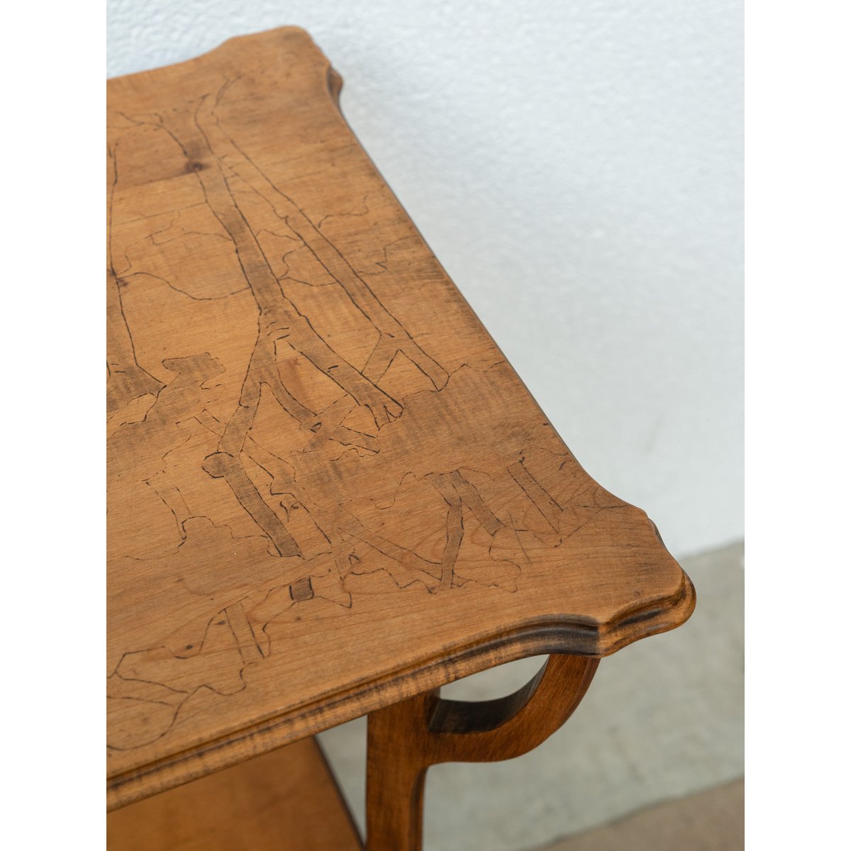Table d'appoint en marqueterie Francine N°1101 - Bon état bois clair, DEBONGOUT