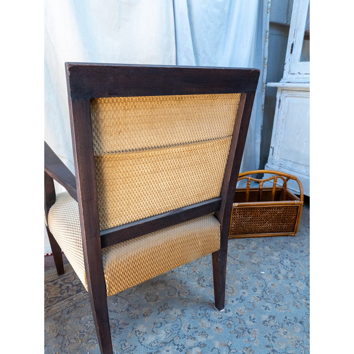 Fauteuil en velours beige Ernest N°831 - Bon état bois foncé, DEBONGOUT