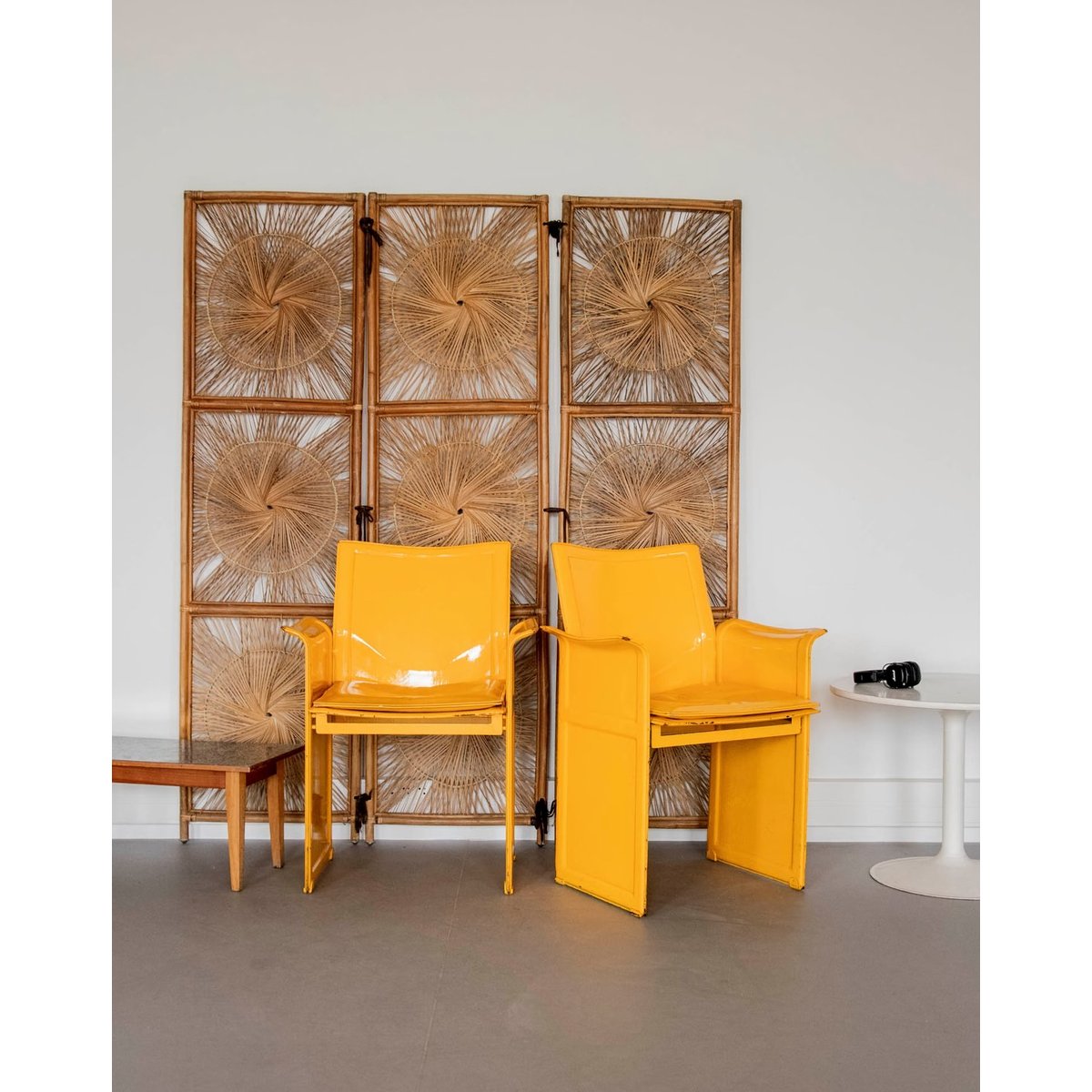 Paire de fauteuils en cuir jaune Jakob N°1240 - Bon état jaune, DEBONGOUT