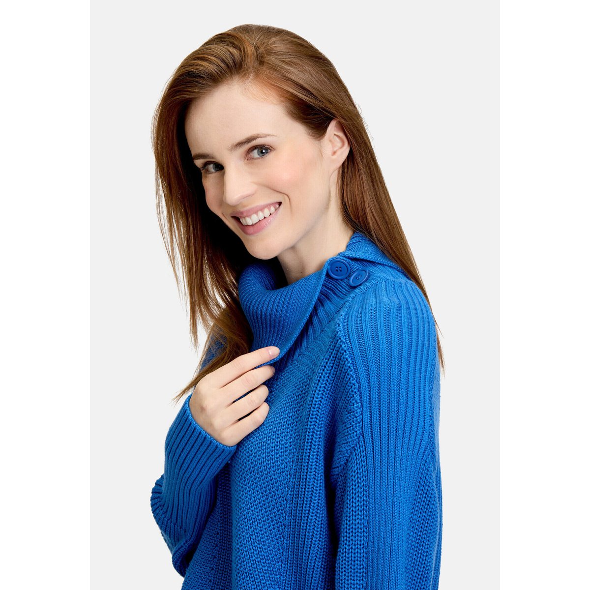 Pull-over en grosse maille à col montant strong blue, BETTY BARCLAY
