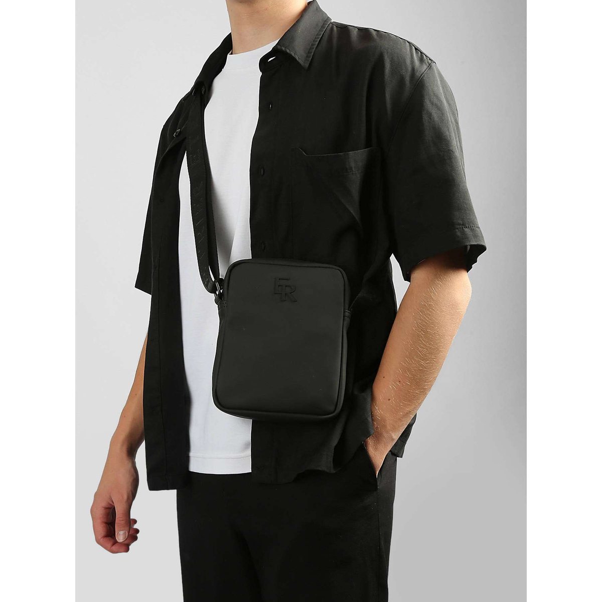 Sac bandoulière noir, ETRIER