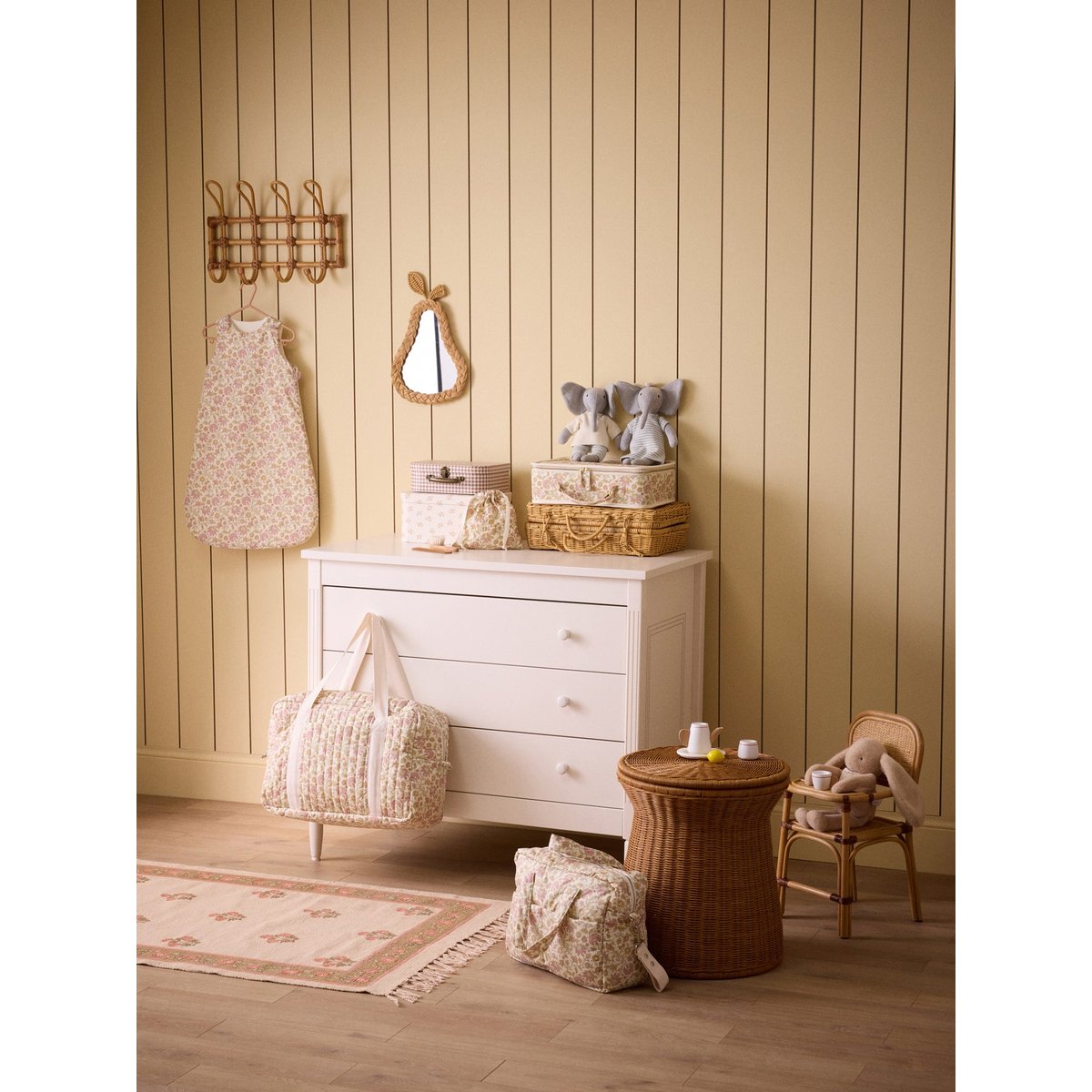 Miroir mural forme poire en rotin bois naturel, CYRILLUS