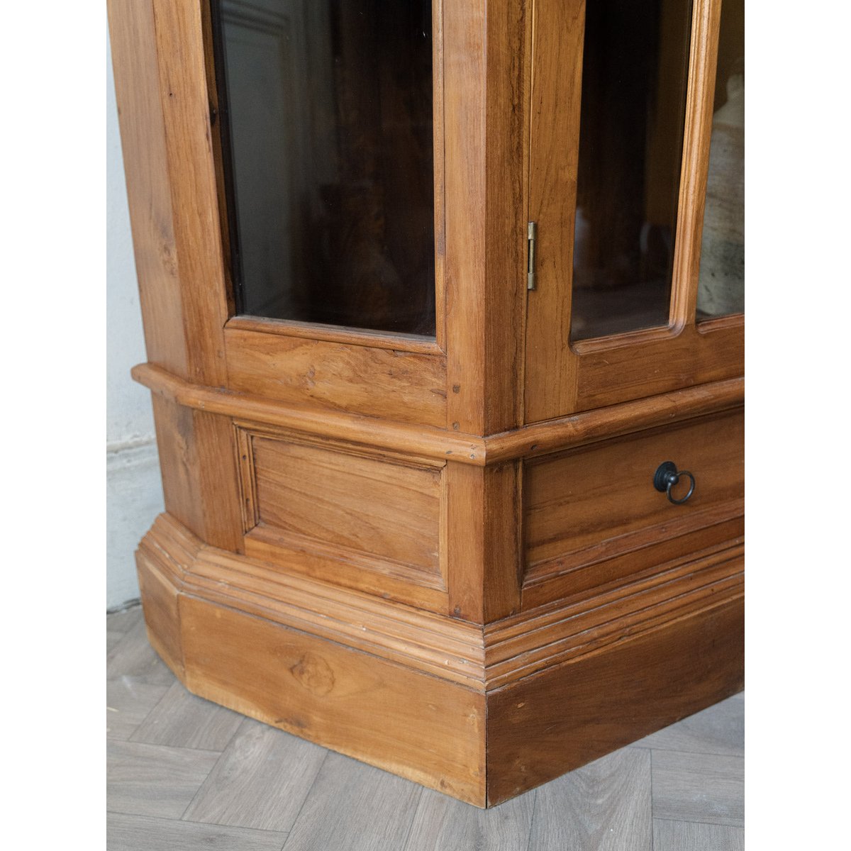 Grande vitrine en bois massif Victoria N°1280 - Bon état bois clair, DEBONGOUT