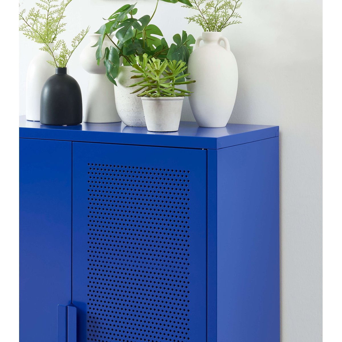 Buffet en acier bleu électrique, PANTONE