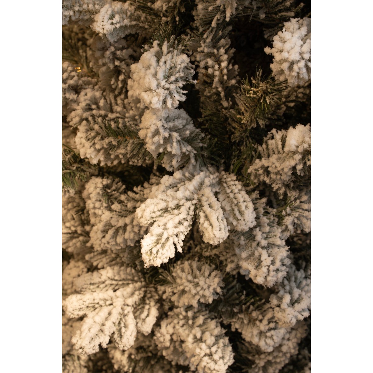 Sapin de Noël artificiel étroit et enneigé H230 cm HARMA vert, BLACK BOX TREES
