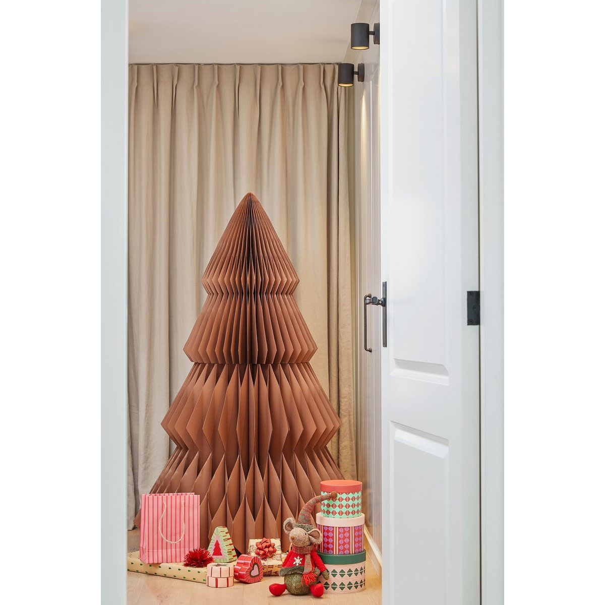 Sapin de Noël décoratif en papier H152 cm YARRAH brun, MICA DECORATIONS