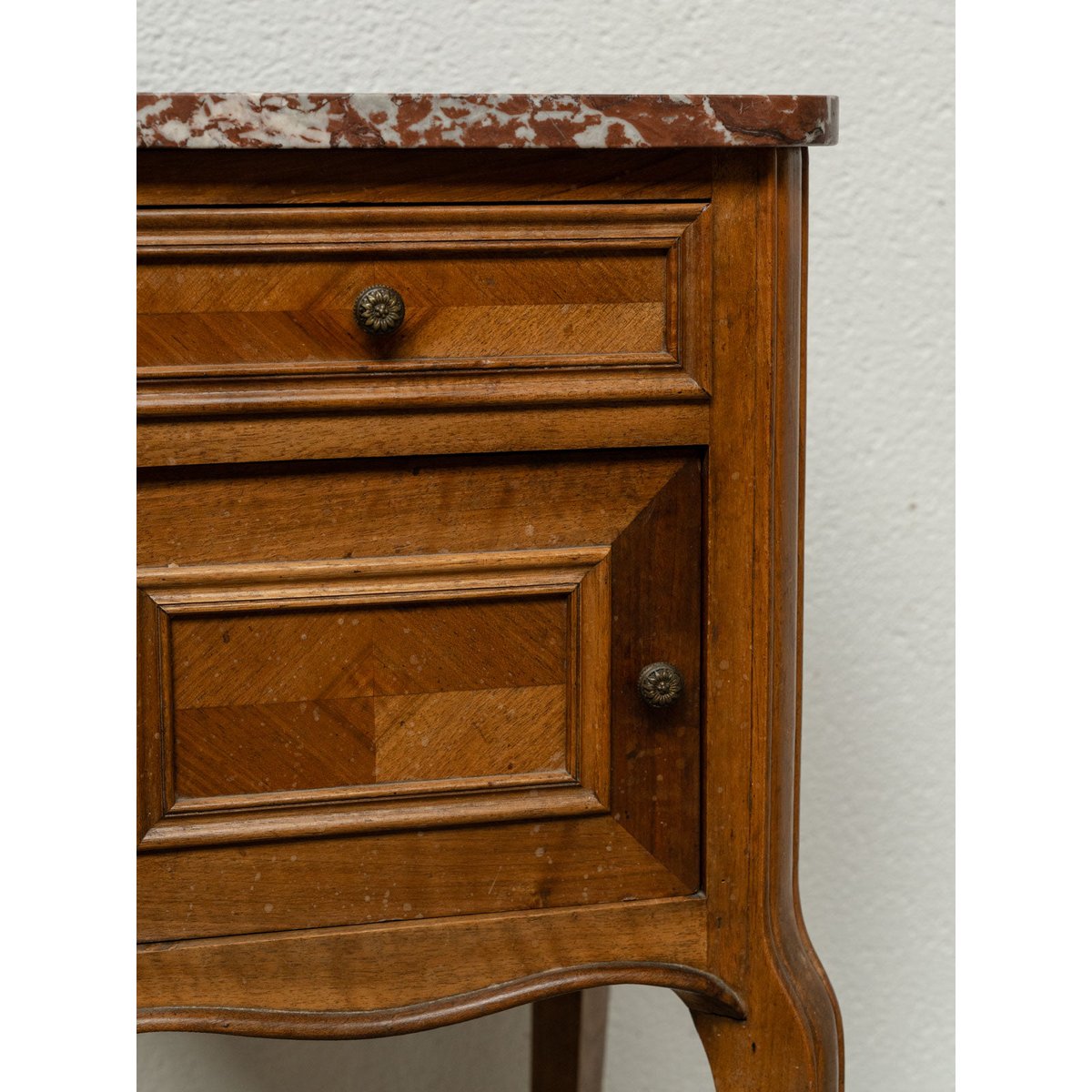 Table de chevet en bois et marbre rouge tacheté Odile N°1615 - Bon état bois foncé, DEBONGOUT