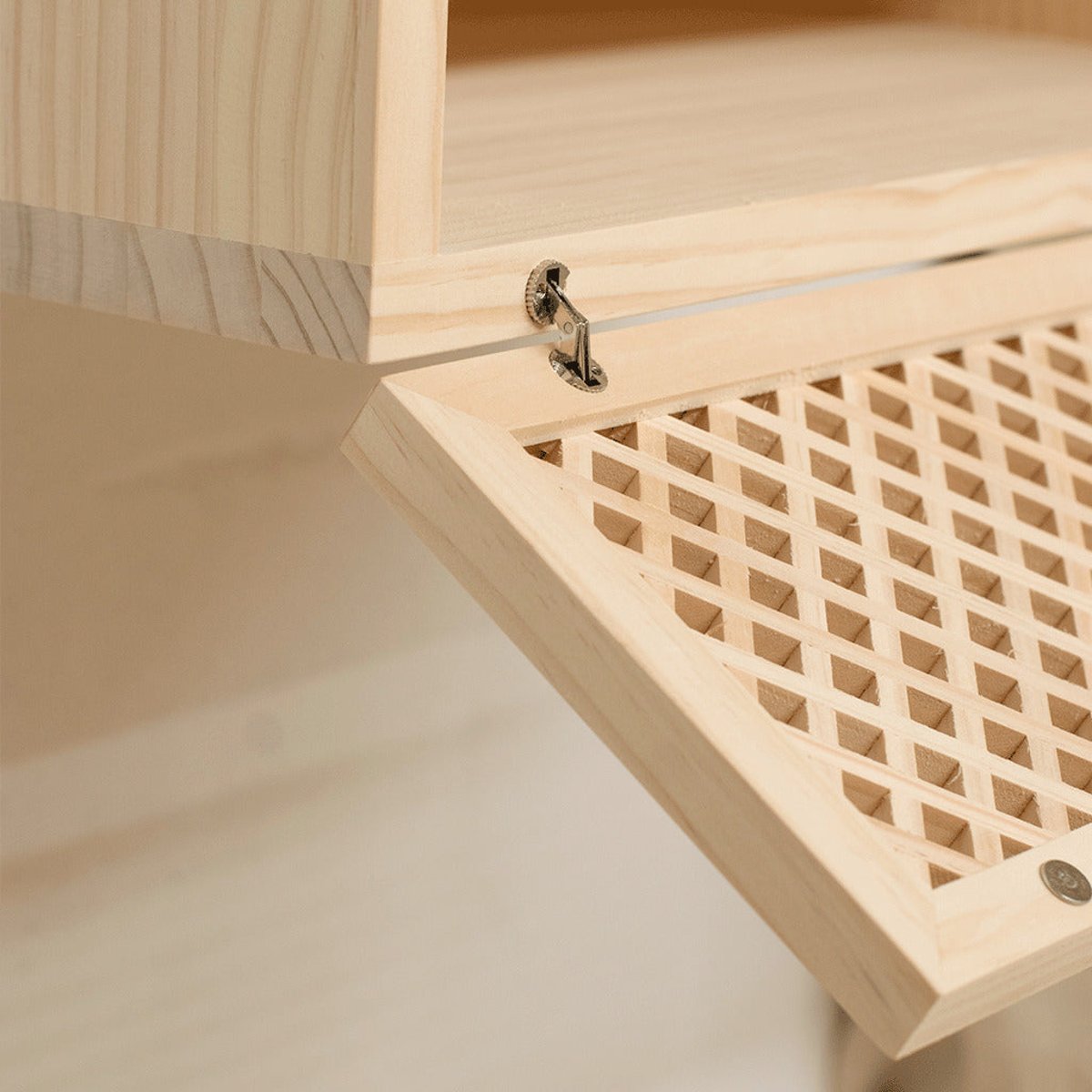 Table de chevet en pin massif verni IFACH bois clair, NAAN FURNITURE