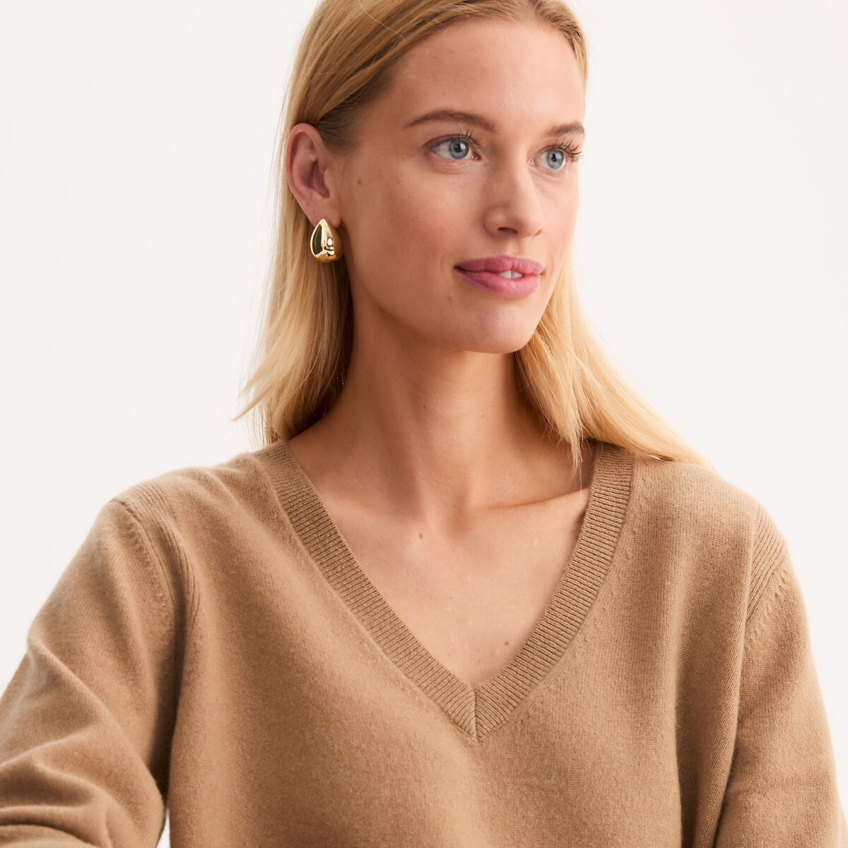 V-Neck Cashmere Jumper in Fine Knit camel, ANNE WEYBURN