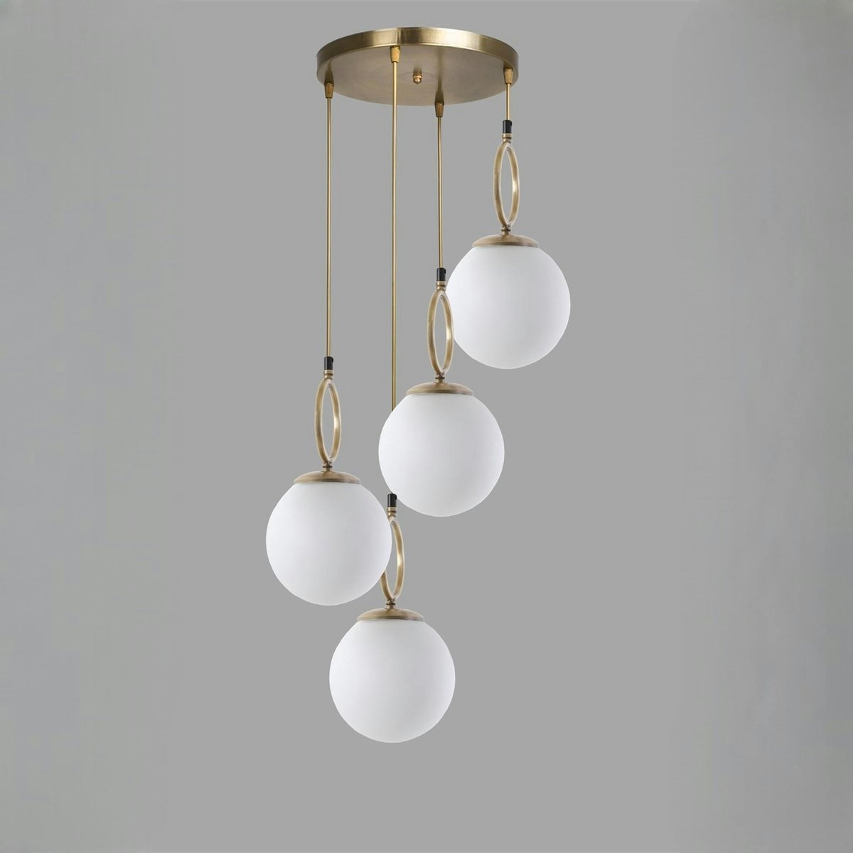Suspension grappe 5 globes blancs avec anneaux SIERRE doré, PIER IMPORT