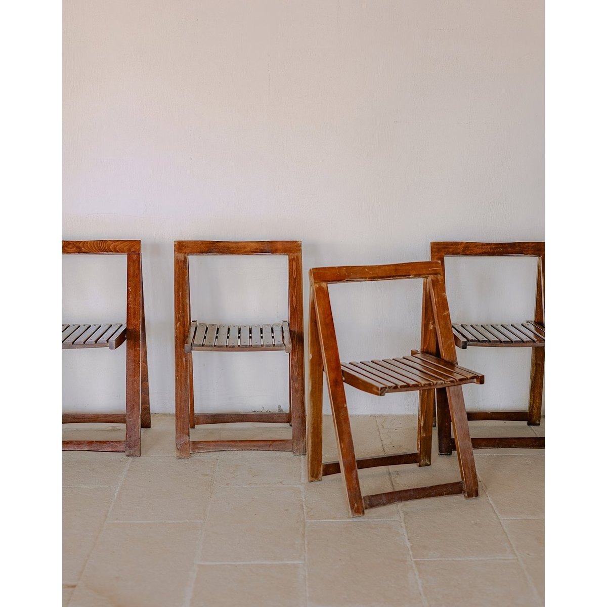 Lot de 4 chaises en bois au design géométrique moderne Claude N°1431 - Bon état bois foncé, DEBONGOUT