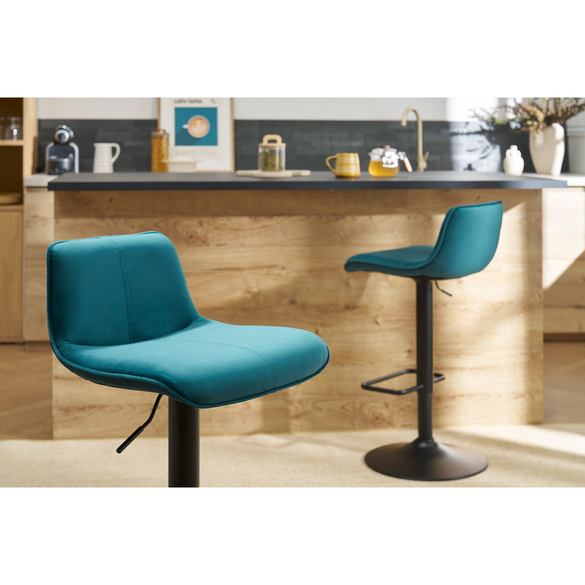Tabourets de bar réglables pivotants 360° en tissu effet velours texturé terre brûlée et métal noir (lot de 2) BOOST bleu pétrole, MILIBOO