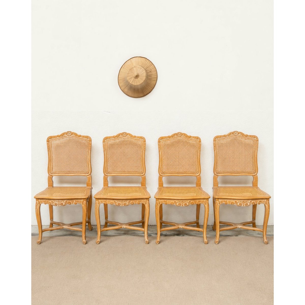 Lot de 4 chaises en bois et cannage Claude N°1420 - Bon état bois clair, DEBONGOUT