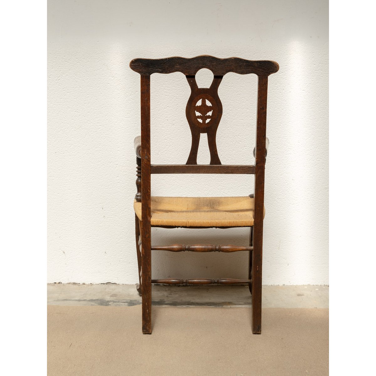 Grand fauteuil en bois gravé et en paille Ernest N°1084 - Bon état bois foncé, DEBONGOUT