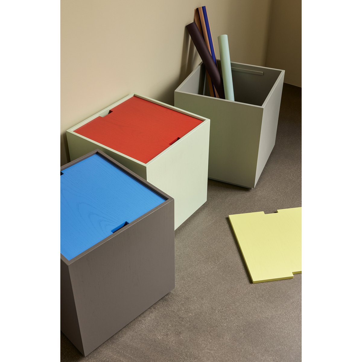 Table d'appoint / Coffre de rangement en bois de frêne VAULT gris/jaune, HUBSCH
