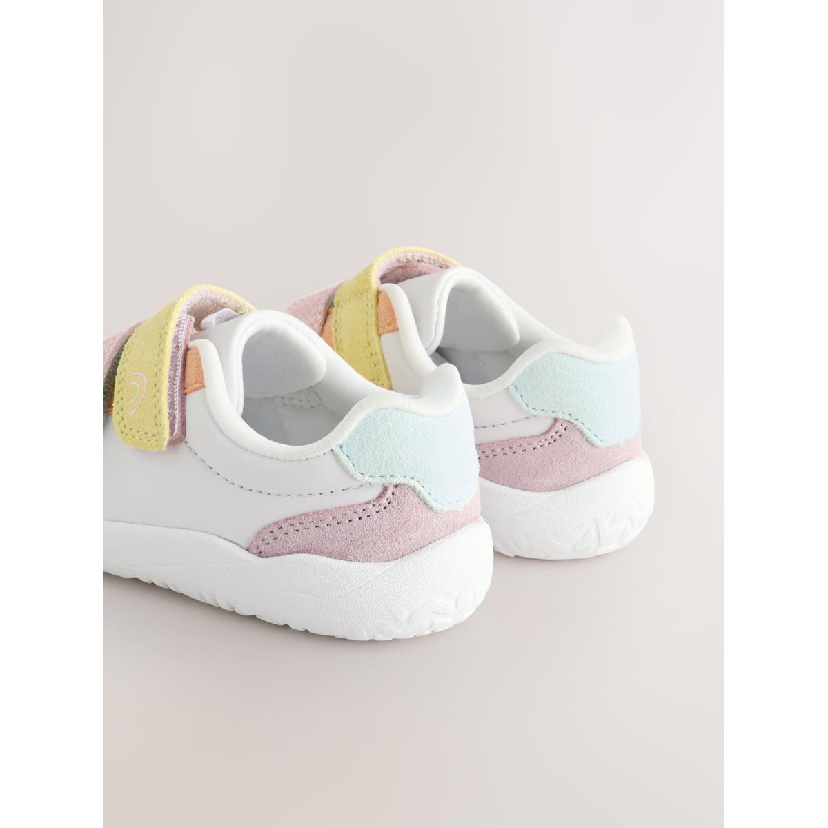 Baskets en cuir à scratch effet pieds nus pastel multicolore, NEXT