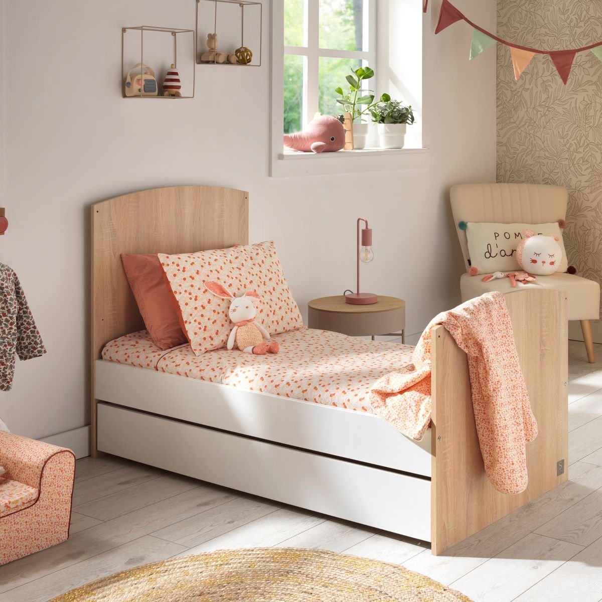 Chambre bébé trio: Lit bébé 70x140 évolutif, commode à langer 3 tiroirs et armoire 2 portes décor bois chêne et blanc blanc/marron, SAUTHON