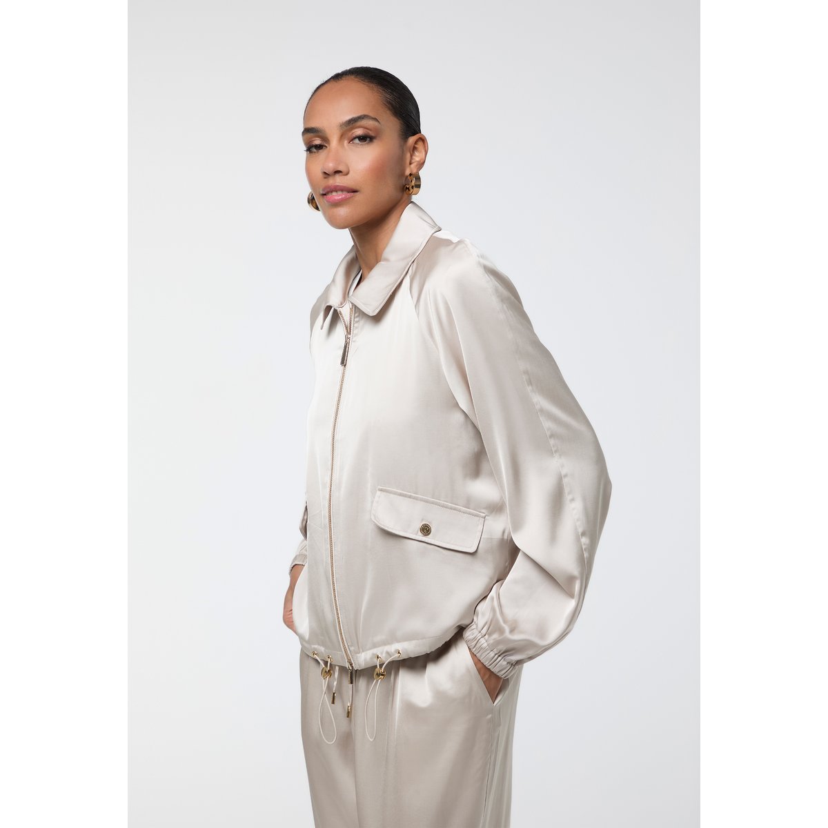 Veste bomber satinée à taille élastiquée beige, LOLA CASADEMUNT