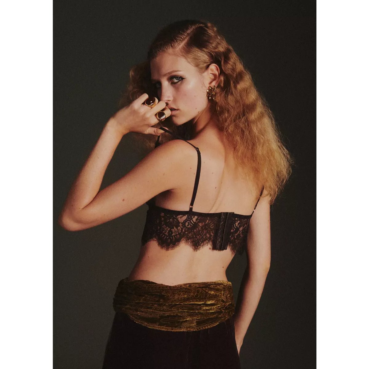 Top triangle en dentelle marron, MANGO