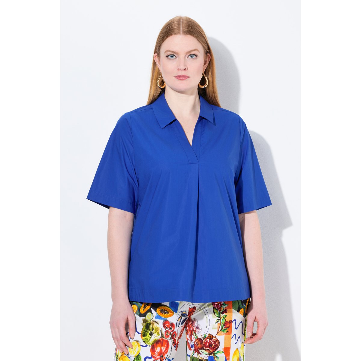 Blouse à manches courtes. Col polo à pli bleu cobalt, ULLA POPKEN