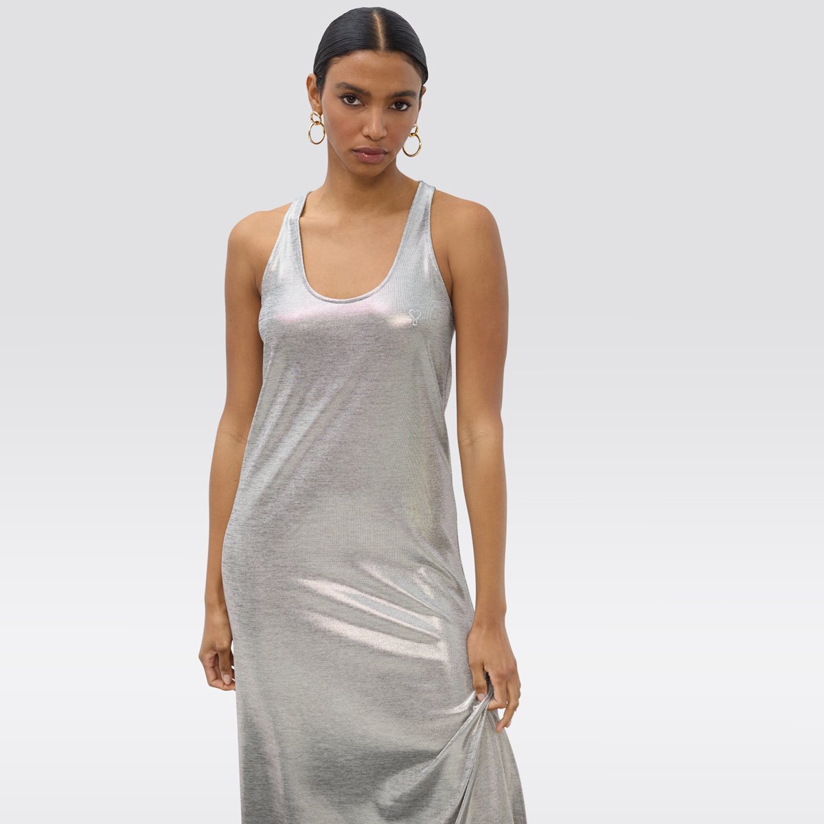 Robe longue fluide à fines bretelles effet métallisé argent, LOLA CASADEMUNT