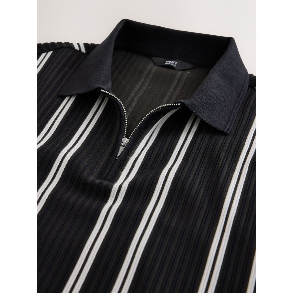 Polo semi-zippé à rayures verticales noir/blanc, NEXT