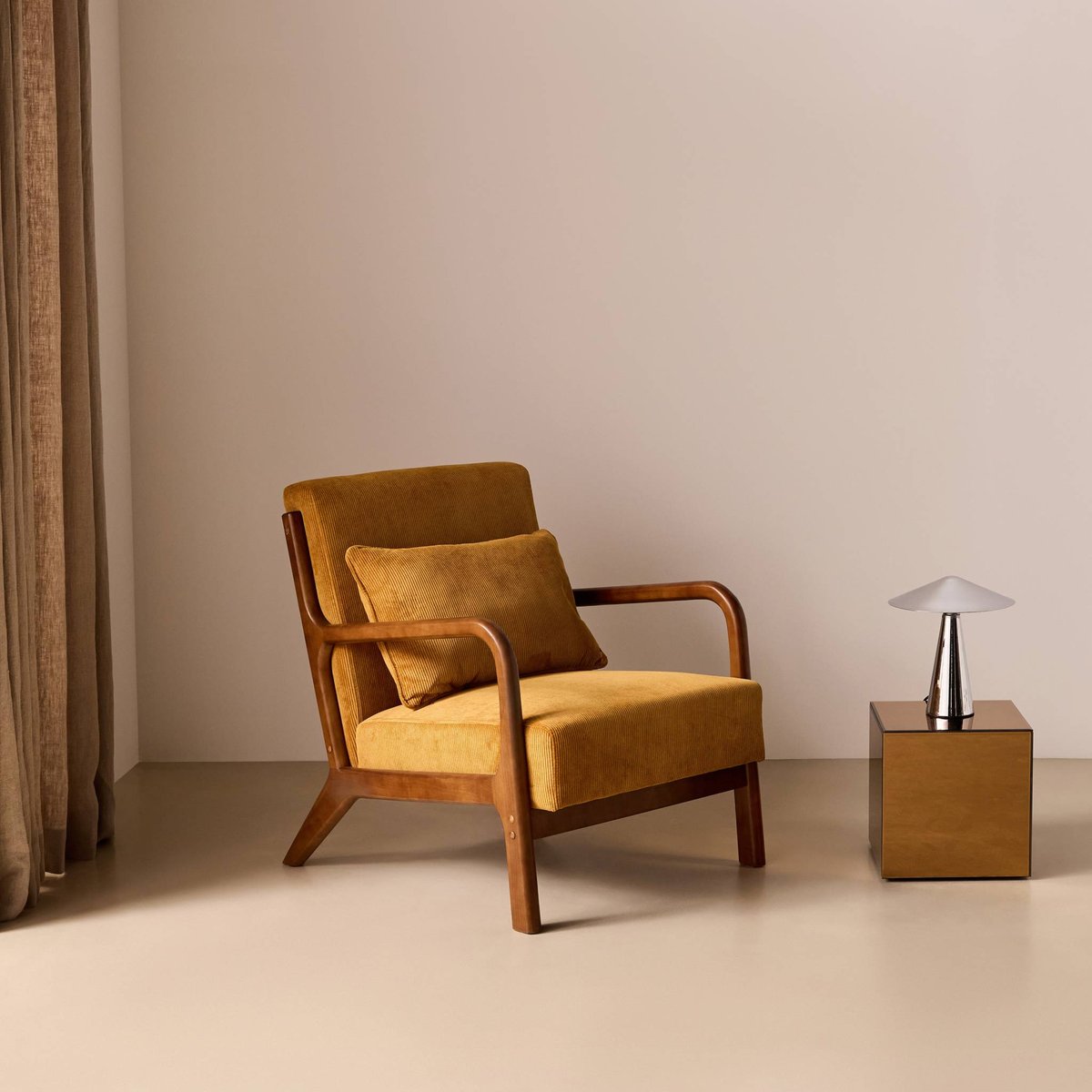 Fauteuil scandinave bois d'hévéa teinte noyer clair et velours côtelé LORENS ocre, SWEEEK