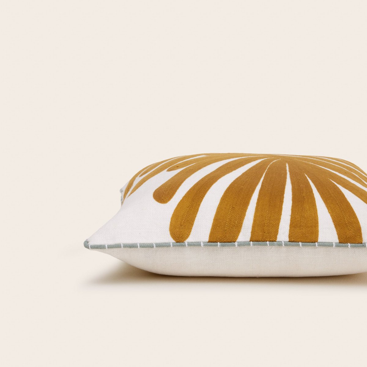 Housse De Coussin en Feuille de palmier brodée TROPI ecru et moutarde, MADURA