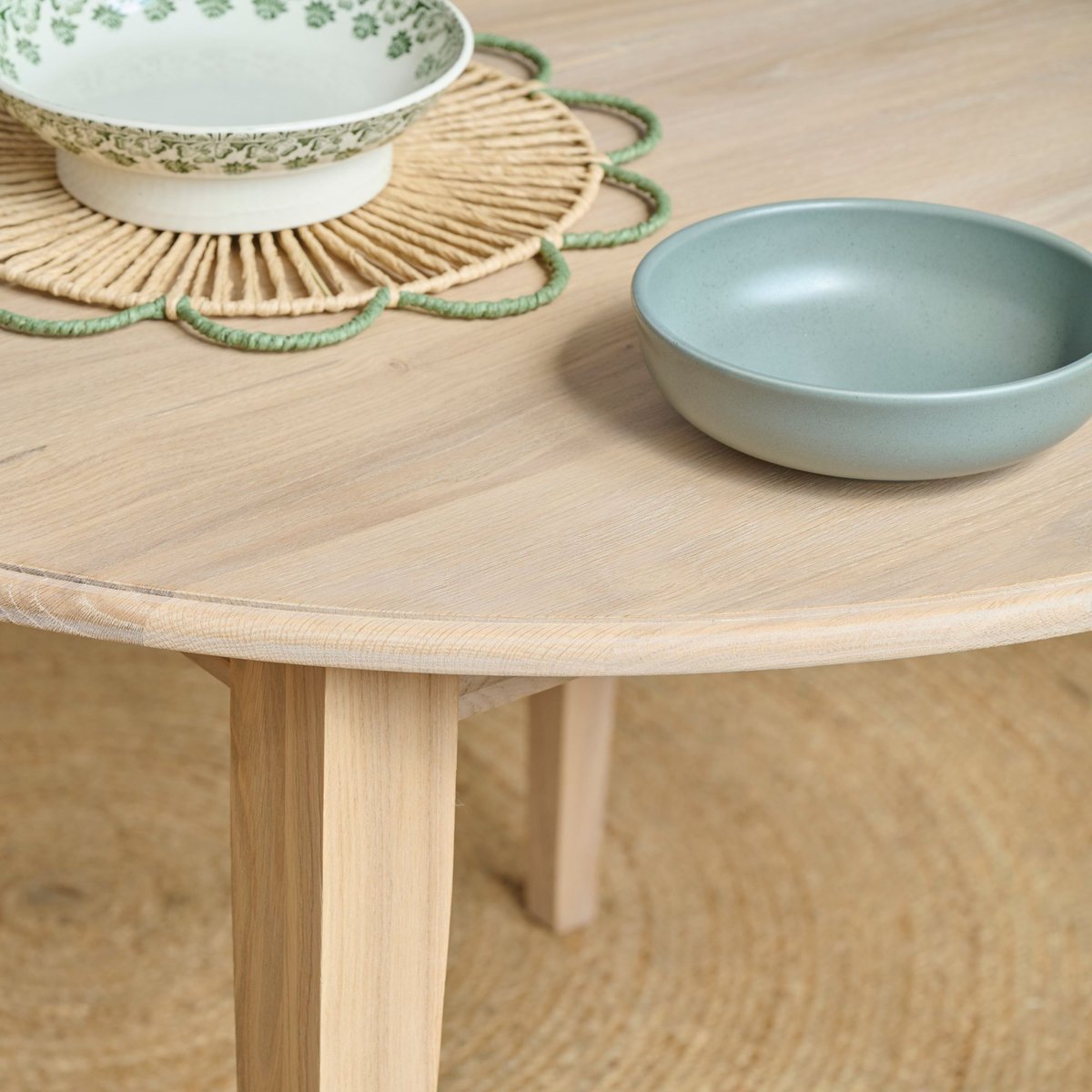 Table ronde extensible chêne blanchi 4/6 places D105 pieds fuseau - VICTORIA bois clair, HELLIN, DEPUIS 1862