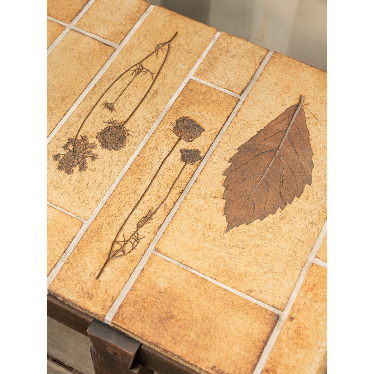 Table basse en céramique beige Donna N°1122 - Bon état bois foncé, DEBONGOUT