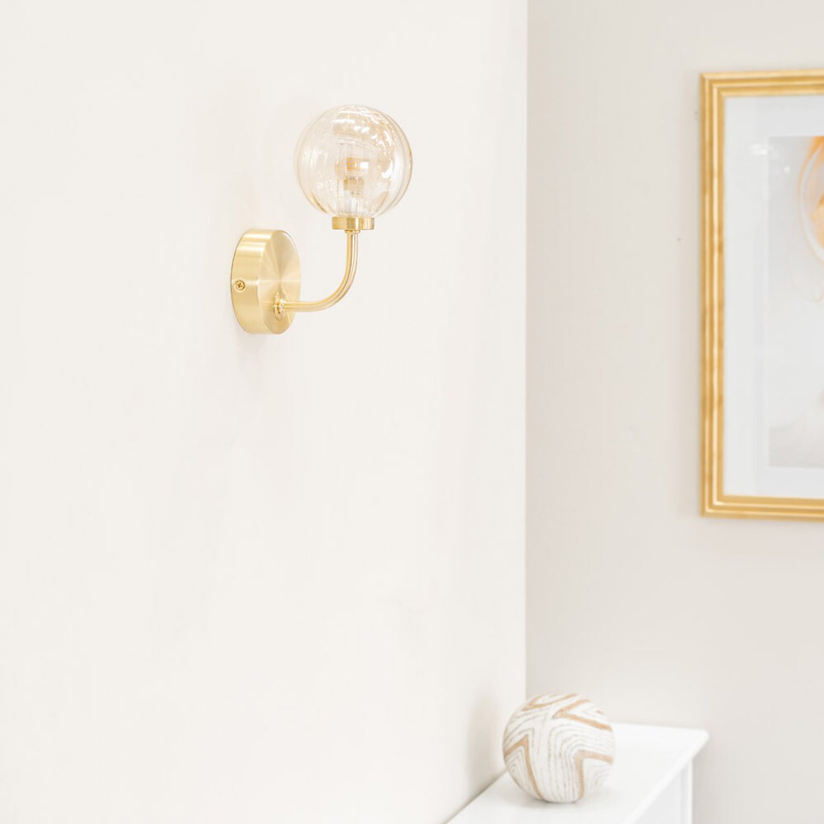Chelsi Ribbed Glass Globe Wall Light gold-coloured, SO'HOME