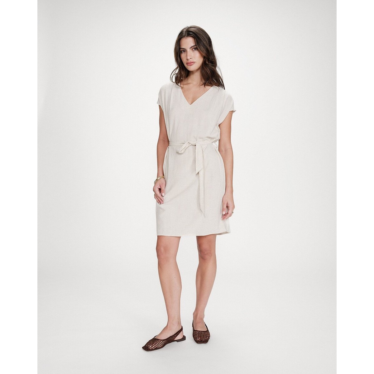 Robe courte fluide ceinturée, col V MARILOU beige, GRACE & MILA