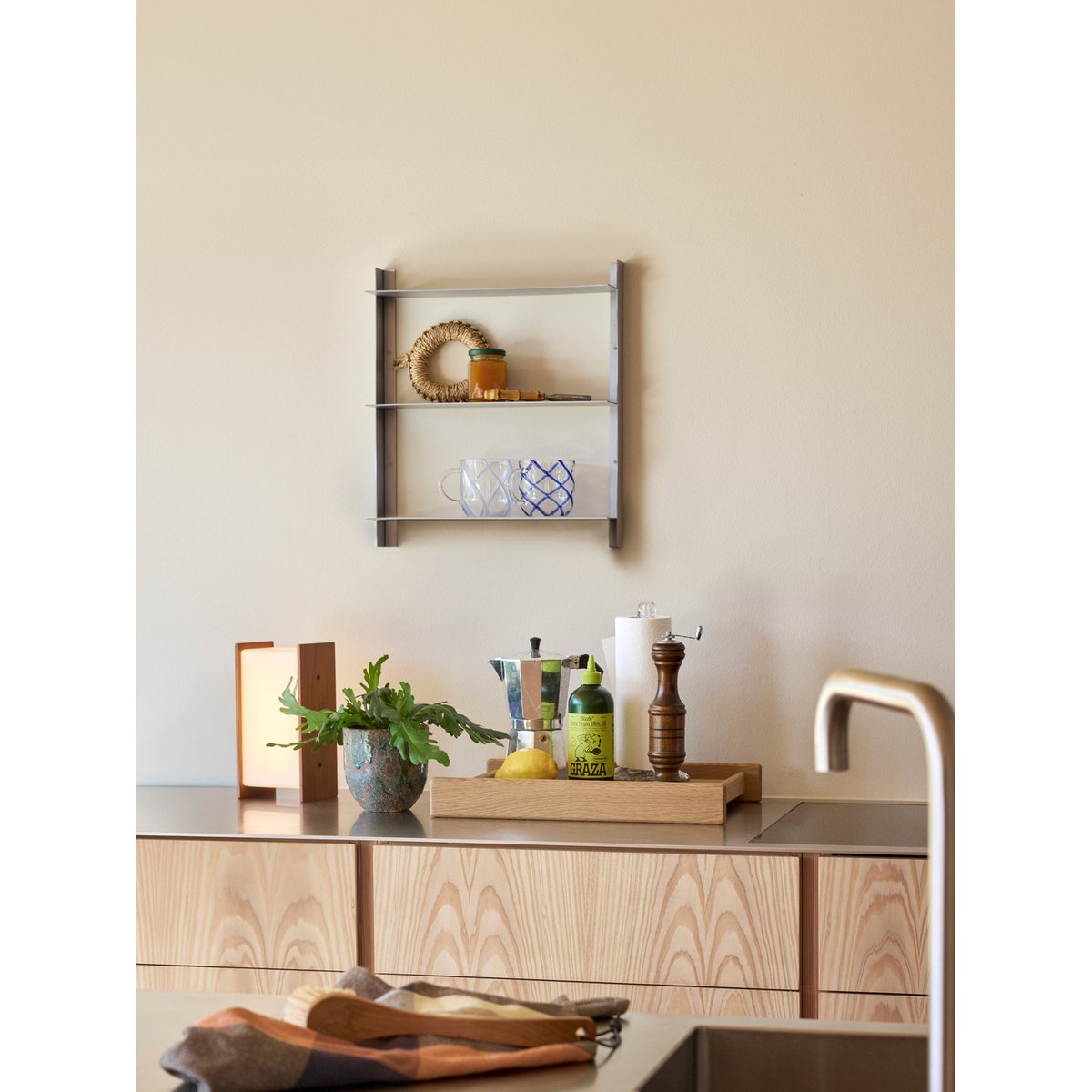 Lampe de table Oak wood Opal glass SABI bois de chêne, HUBSCH