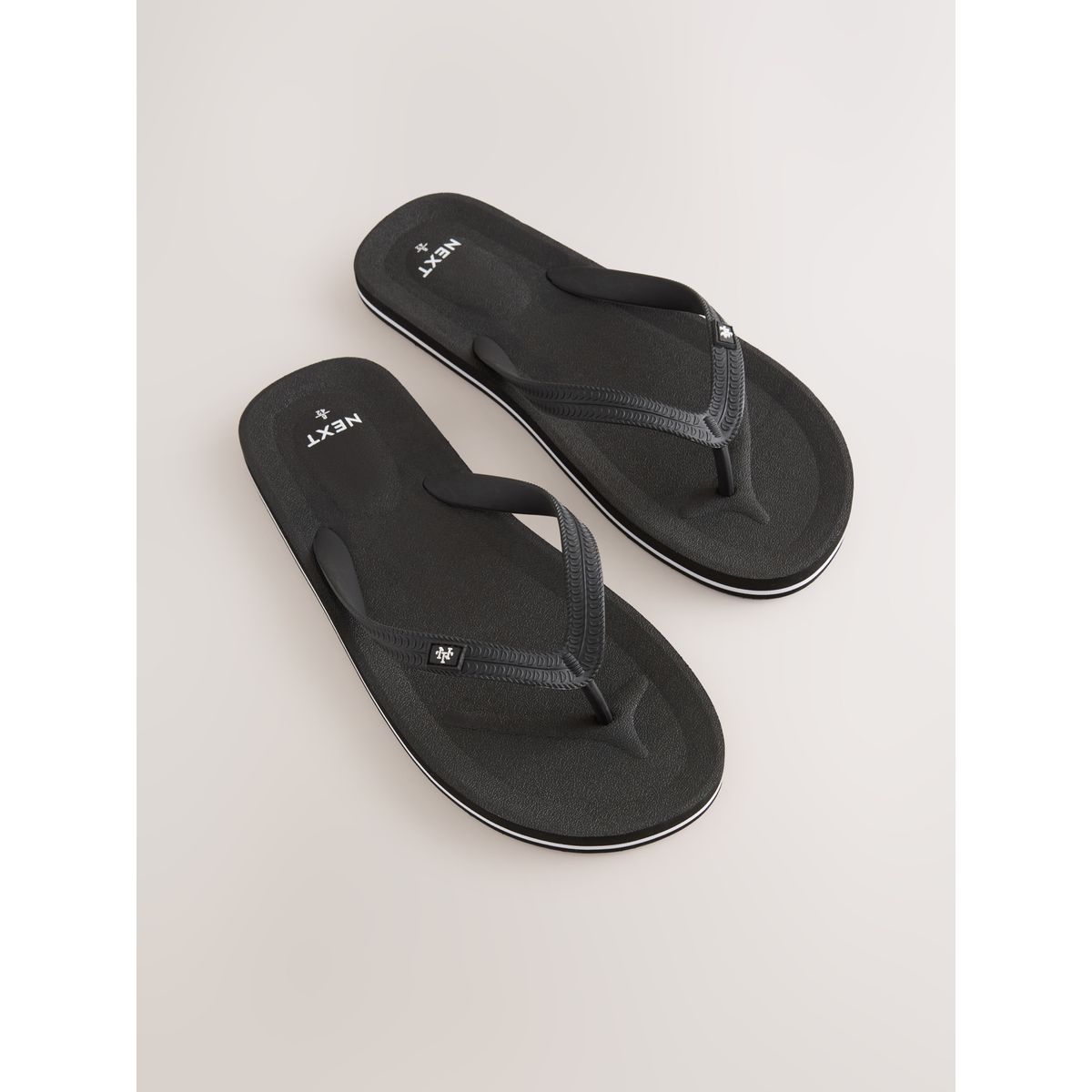 Tongs noir, NEXT