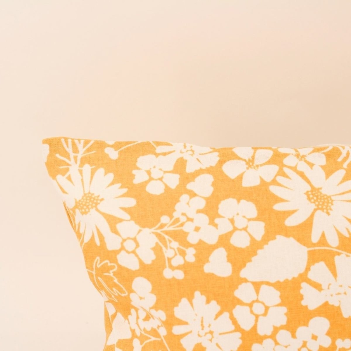 Coussin en coton imprimé fleurs 30x50cm jaune, ORNAMI