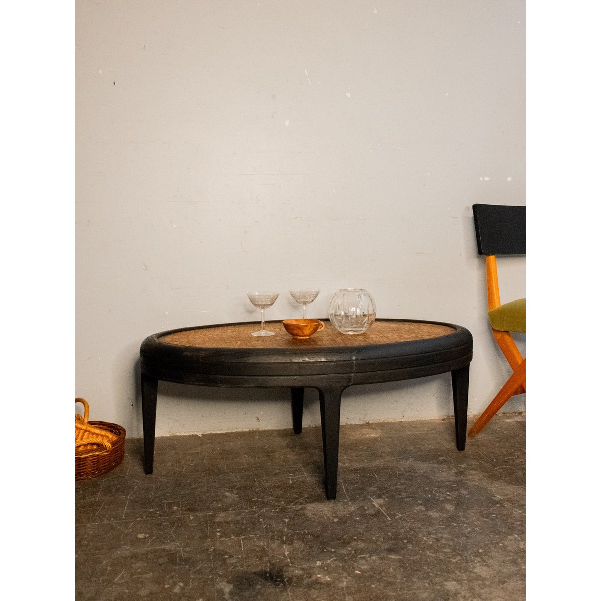 Table basse ovale en bois Léonie N°400 - Bon état noir, DEBONGOUT