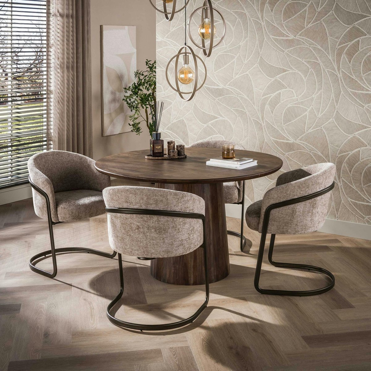 Table ronde en bois d'acacia foncé design organique Ø130 cm NAKO marron, PIER IMPORT