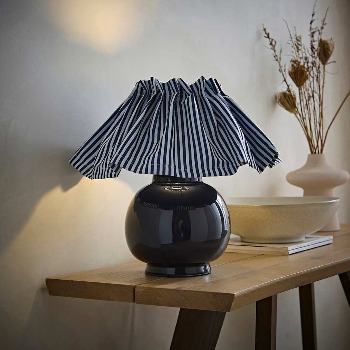 Arlo Ceramic Table Lamp with Pinstripe Pleat Shade navy blue, SO'HOME