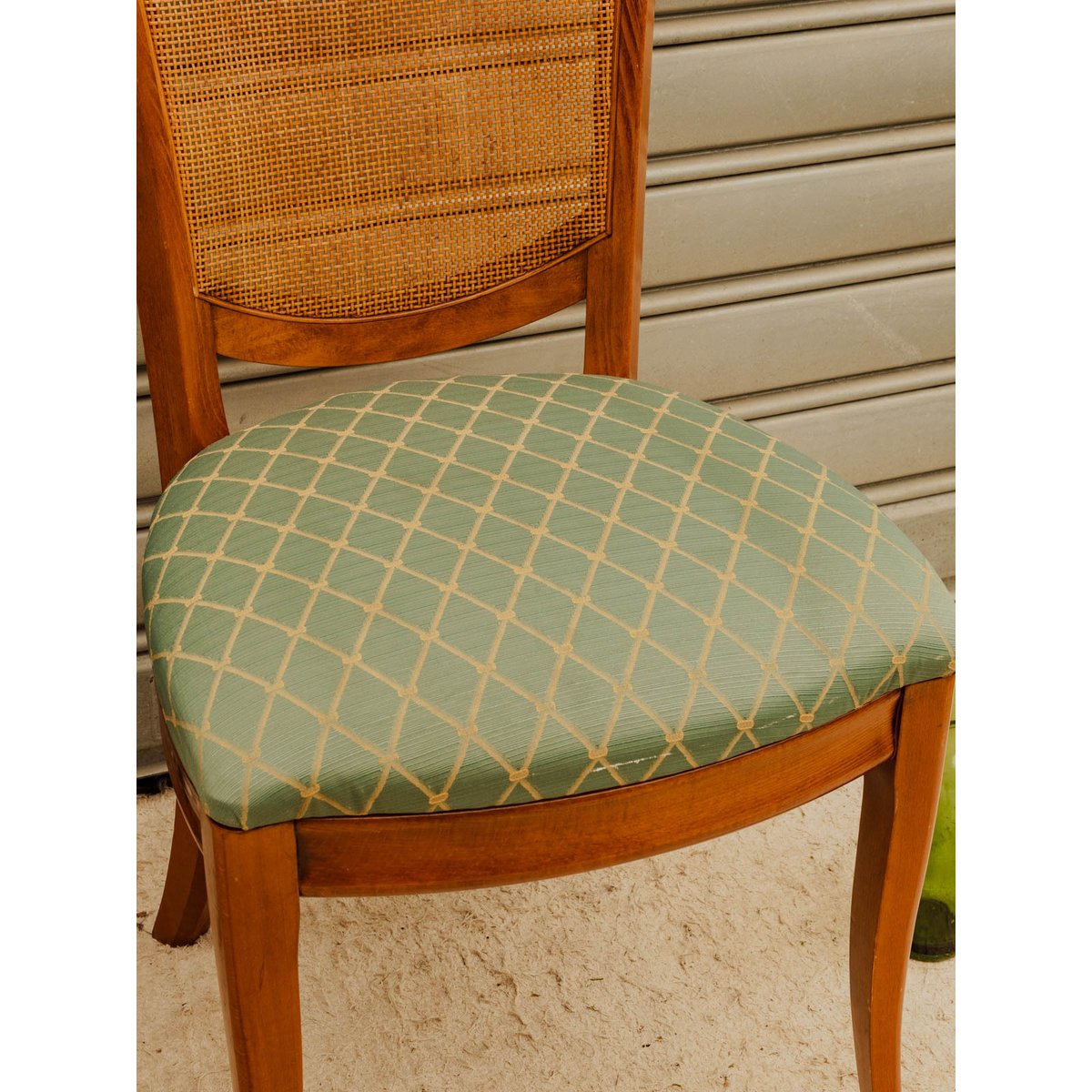 Paire de chaises en bois et tissu vert Claude N°1734 - Bon état bois foncé, DEBONGOUT