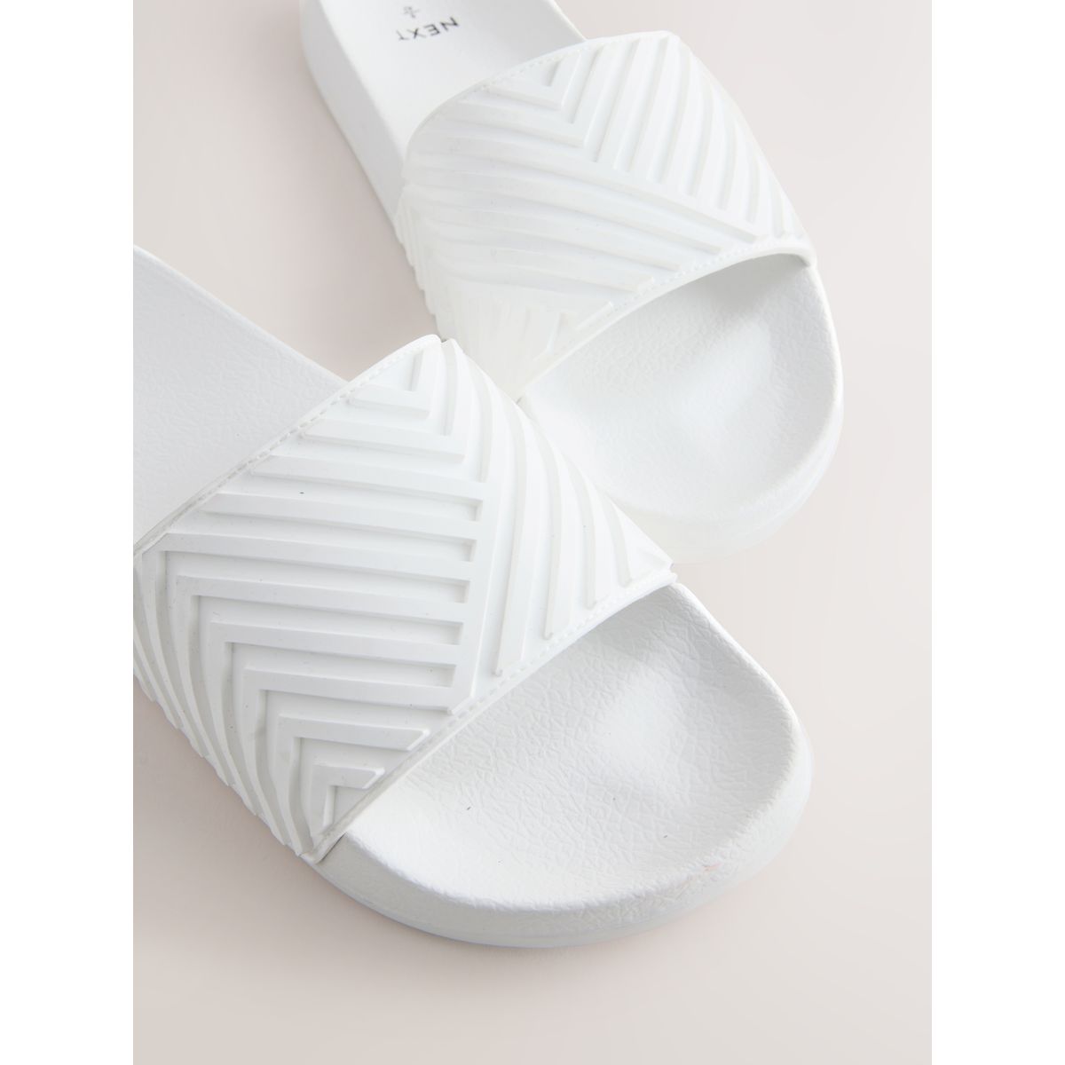 Claquettes effet moulé blanc, NEXT