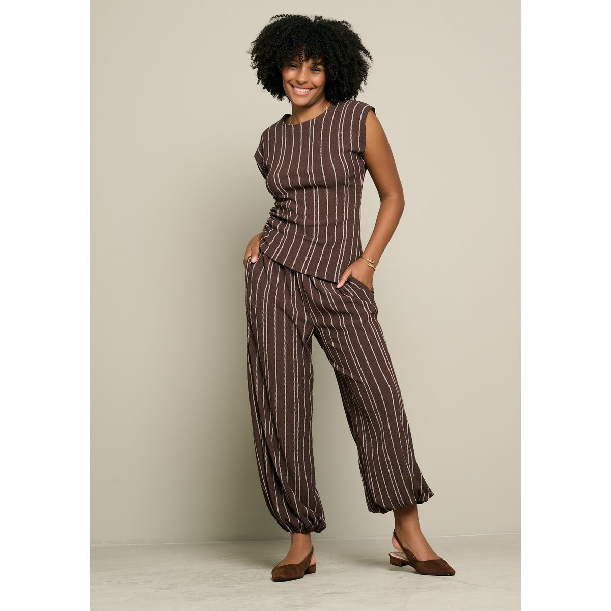 Pantalon rayé gaufré taille élastiquée brun fonce chocolate, LOLALIZA