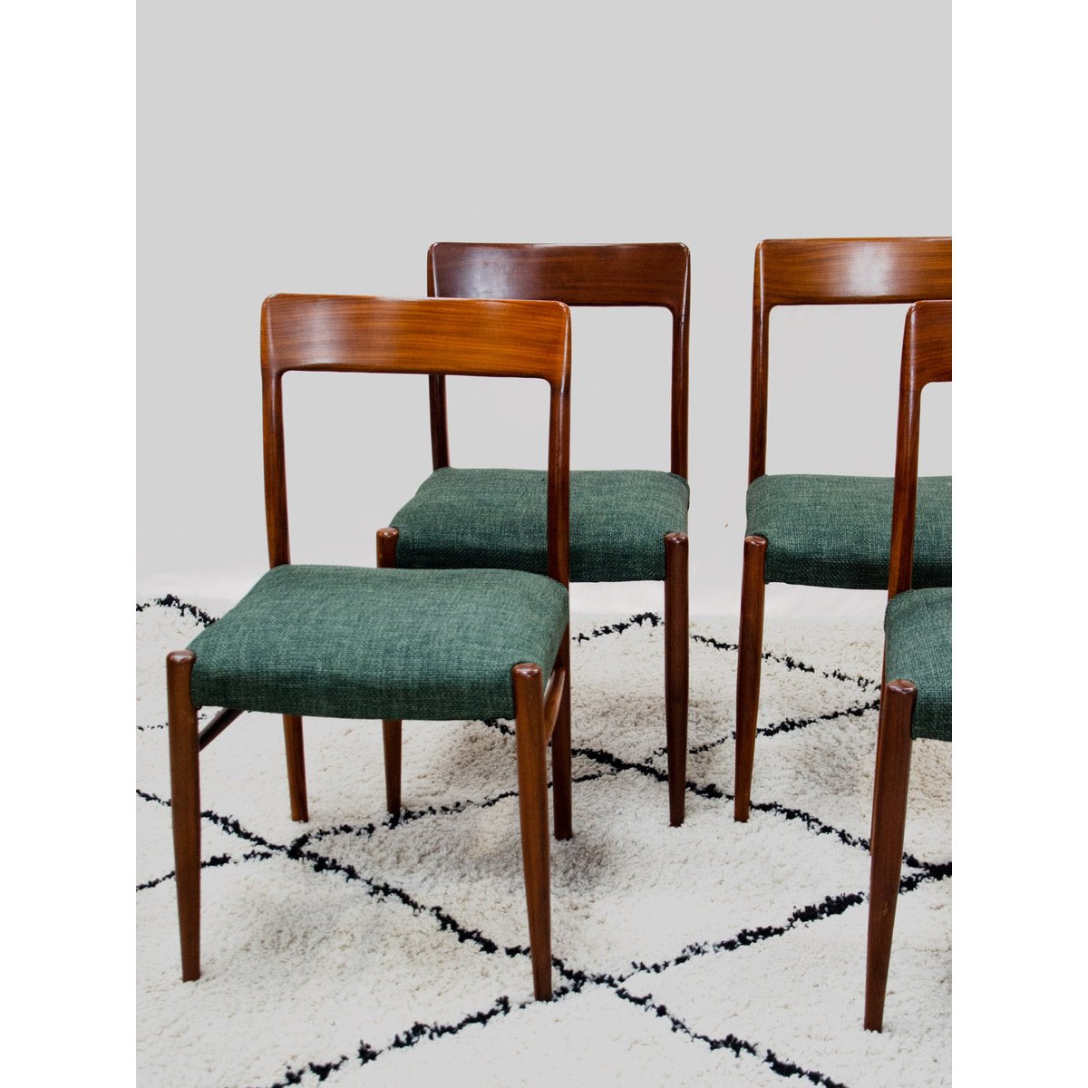 Lot de 4 chaises en teck et tissu Alma N°2134 - Bon état bois foncé, DEBONGOUT
