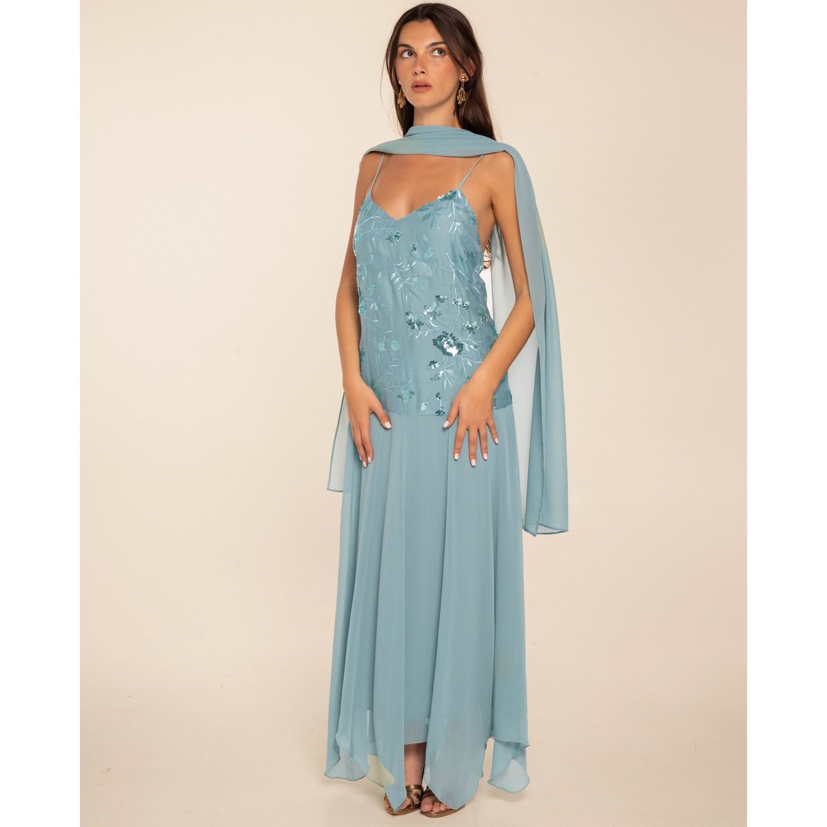 Robe longue en mousseline brodée à fleurs et sequins bleu, THE-ARE