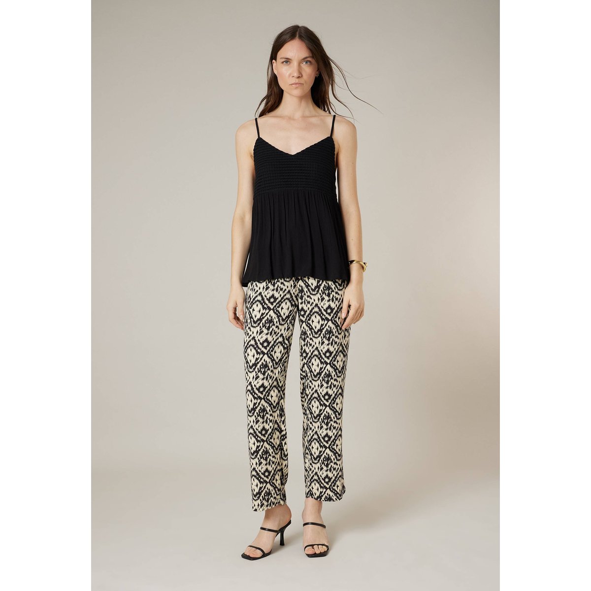 Top femme à bretelles smocké effet crochet LUZ black, DEELUXE